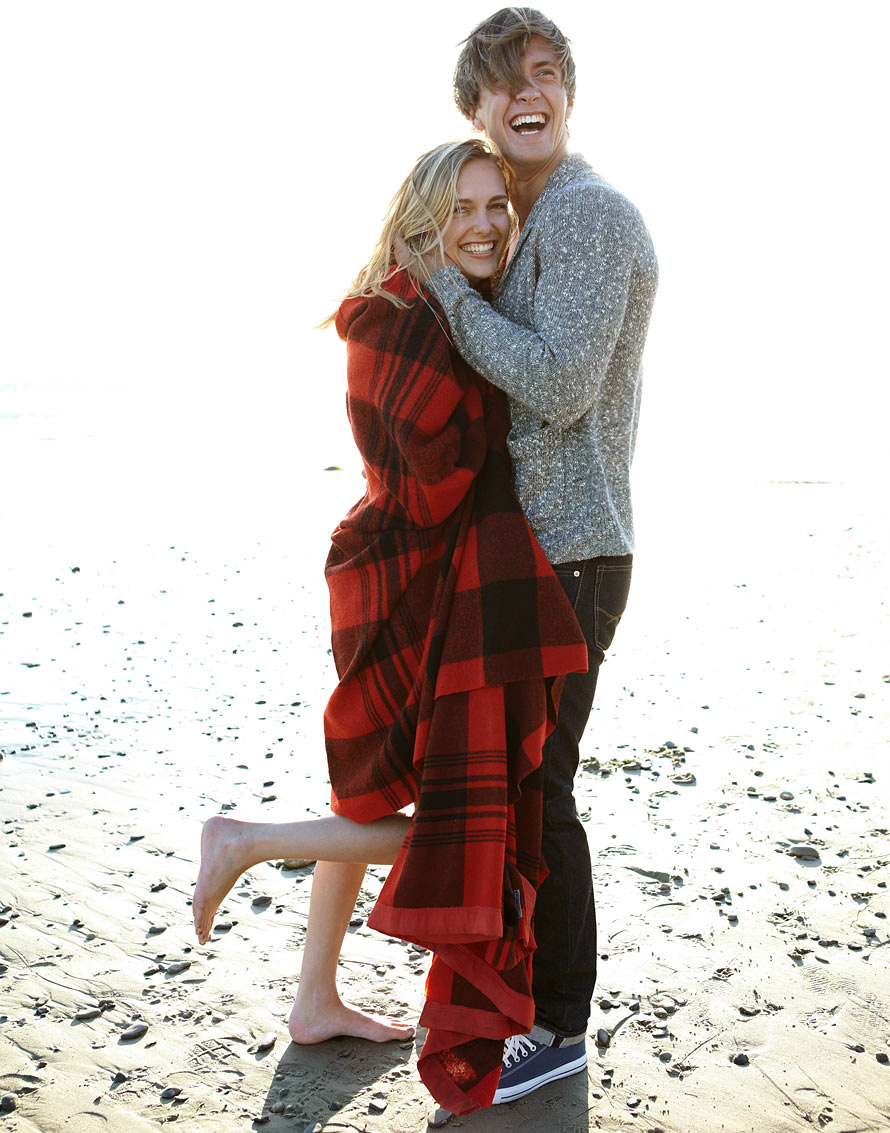 Cool_Young_Couple_Beach_Lifestyle_Advertising_Photographer_Los_Angeles_Chicago_Mexico_City_Mike_Henry_Photo_Couple_At_Beach_Laughing_blanket_Sunset_Millennials